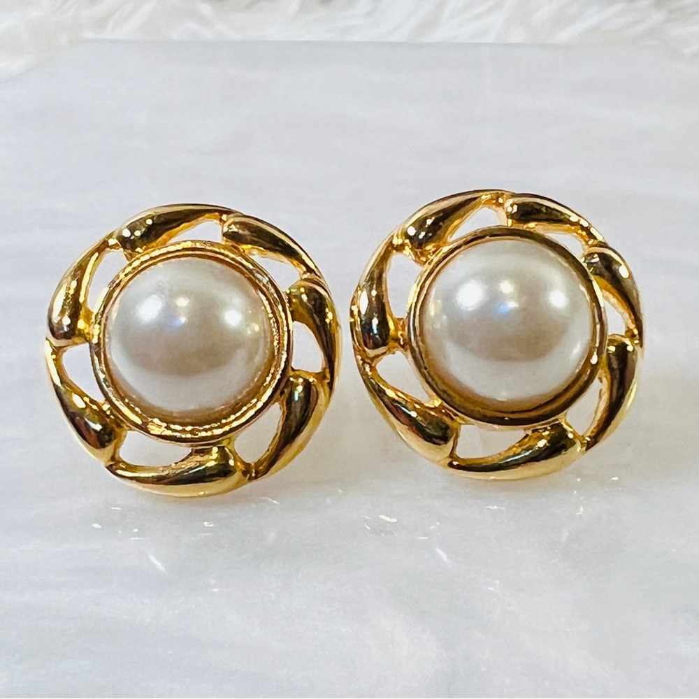 Pretty goldtone, faux pearl costume pierced earrings